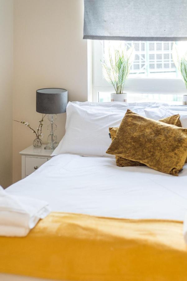 Elegant 2 Bedroom City Centre Apartment - Free Parking - Private Balcony Édimbourg Extérieur photo