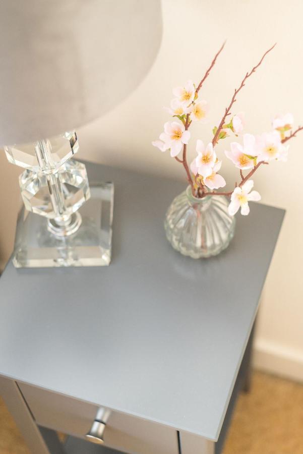 Elegant 2 Bedroom City Centre Apartment - Free Parking - Private Balcony Édimbourg Extérieur photo
