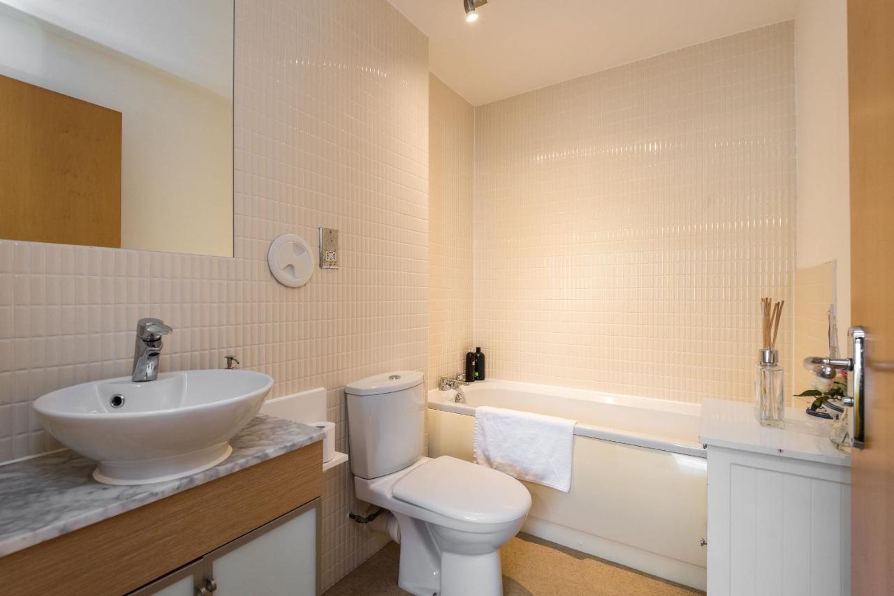 Elegant 2 Bedroom City Centre Apartment - Free Parking - Private Balcony Édimbourg Extérieur photo